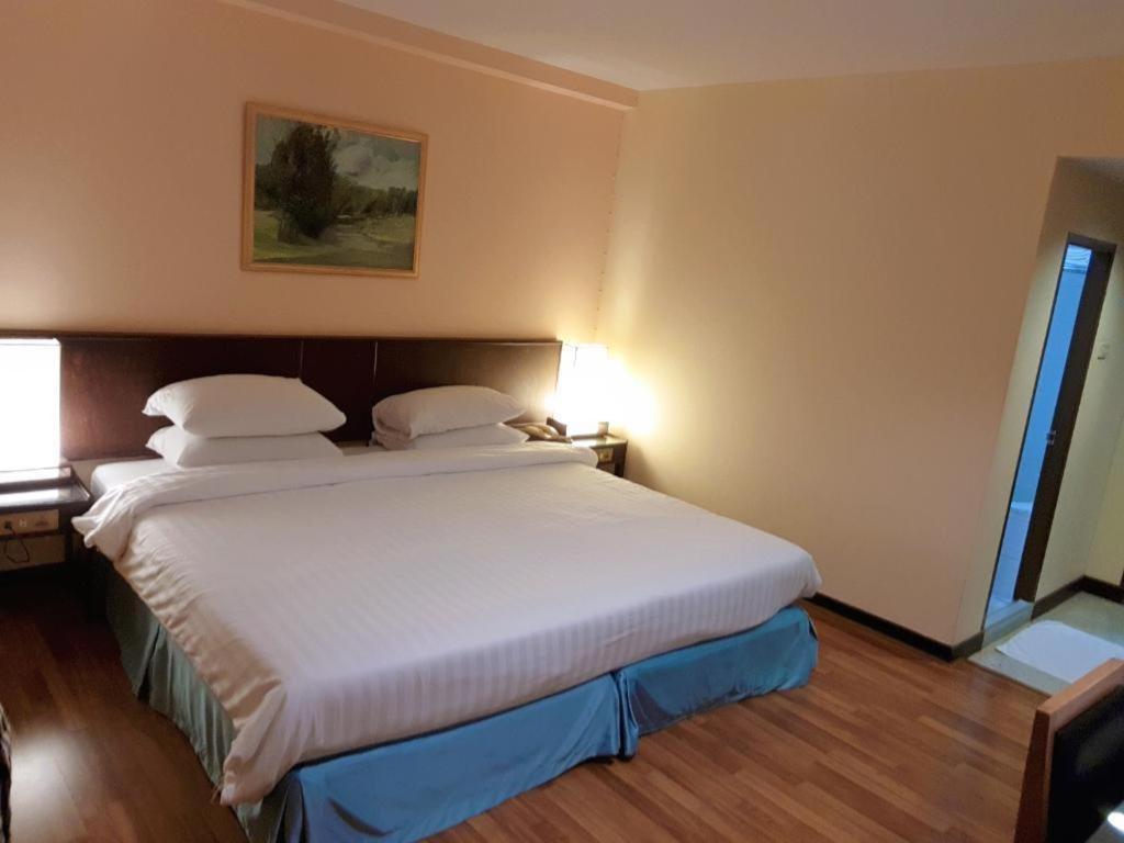 Dusit Hotel Саконнакхон Экстерьер фото