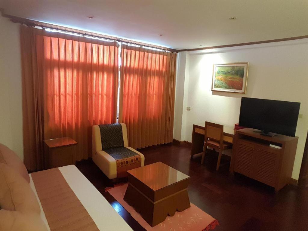 Dusit Hotel Саконнакхон Экстерьер фото